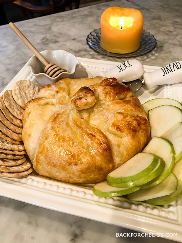 baked brie with puff pastry, apples and honey