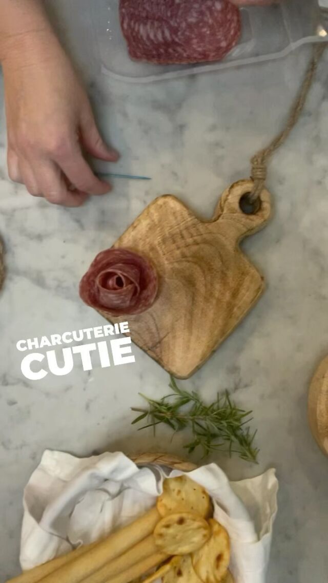 I’m not going to pretend to know all the rules of charcuterie, because I don’t know them. Ha! But I will share a few simple tips I used to make these adorable shortcut charcuterie MINI BOARDS, along with a quick and easy shopping list. Aren’t they the cutest? Link @backporchbliss 🍁🍇🥂🧀